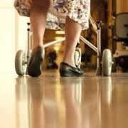 oude vrouw achter rollator